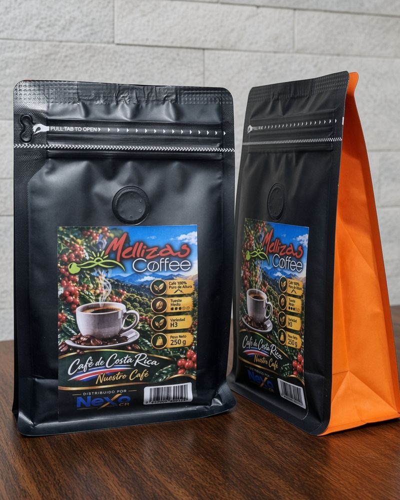 Dos bolsas negras de 250 g de Mellizas Coffee sobre una mesa de madera, una de frente con la etiqueta a color y otra de lado con el fuelle naranja